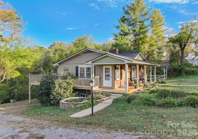 Photo 2 of Single family home for sale at 213 Oakmont Dr, Canton, NC 28716 | MLS# 4434081 | Listing updated on 2026-10-28