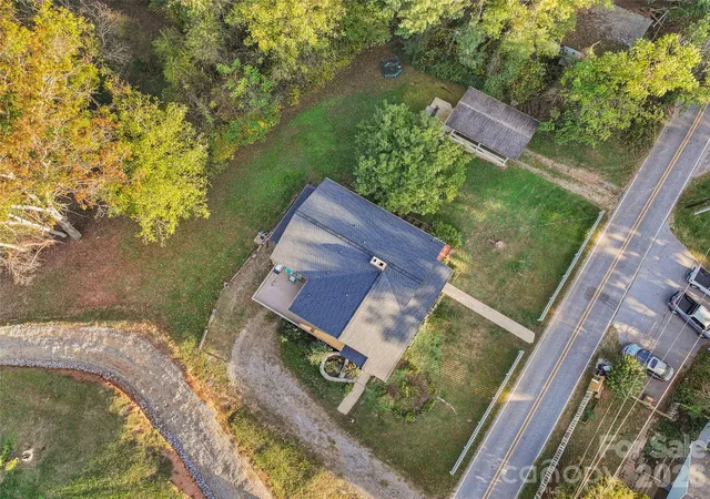Photo 3 of Single family home for sale at 213 Oakmont Dr, Canton, NC 28716 | MLS# 4434081 | Listing updated on 2026-10-28