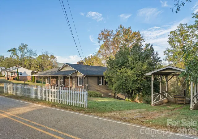 Photo 4 of Single family home for sale at 213 Oakmont Dr, Canton, NC 28716 | MLS# 4434081 | Listing updated on 2026-10-28