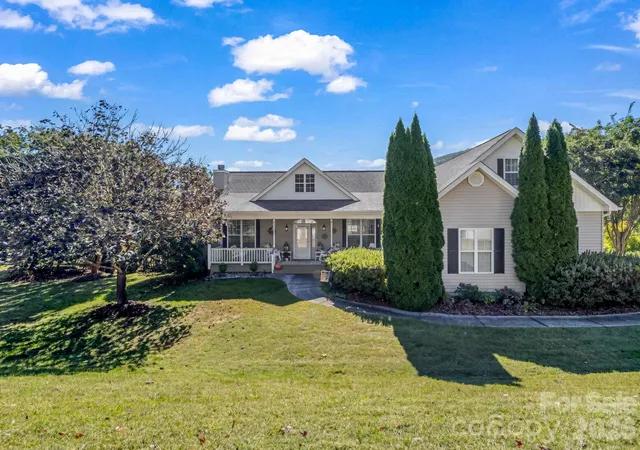 Photo 1 of Single family home for sale at 215 N Crab Meadow Dr, Hendersonville, NC 28739 | MLS# 4434127 | Listing updated on 2026-10-15