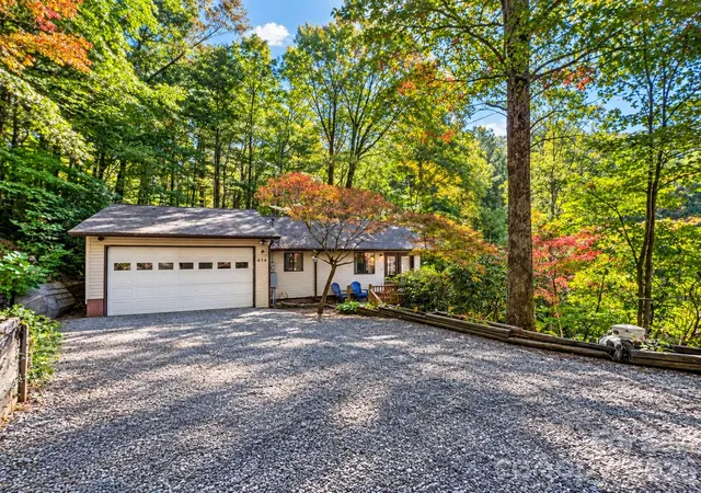Photo 3 of Single family home for sale at 414 Bear Lake Cir, Whittier, NC 28789 | MLS# 4434169 | Listing updated on 2026-10-15