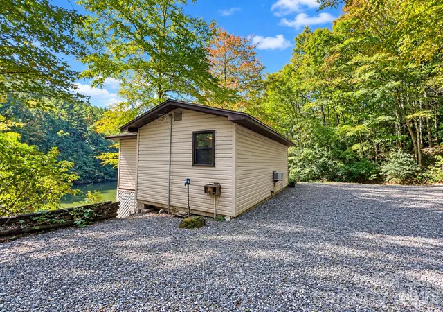 Photo 4 of Single family home for sale at 414 Bear Lake Cir, Whittier, NC 28789 | MLS# 4434169 | Listing updated on 2026-10-15