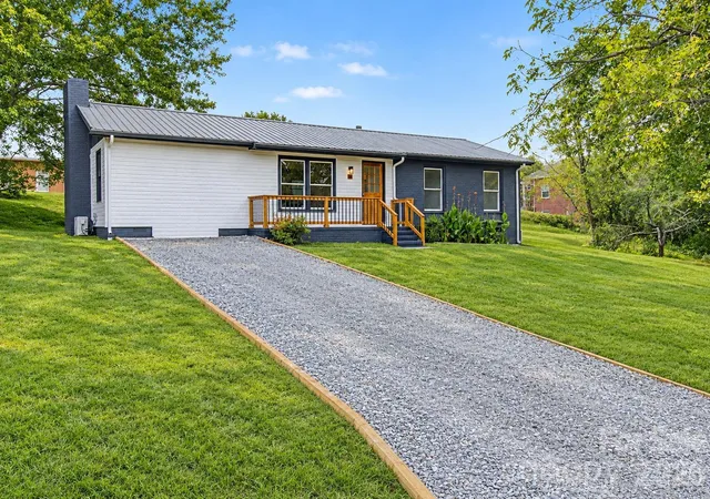 Photo 1 of Single family home for sale at 14 Kirby Pl, Asheville, NC 28806 | MLS# 4434210 | Listing updated on 2026-10-27
