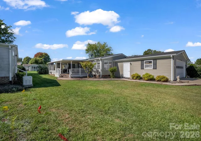Photo 2 of Single family home for sale at 528 Riverwind Dr, Hendersonville, NC 28739 | MLS# 4434217 | Listing updated on 2026-10-15