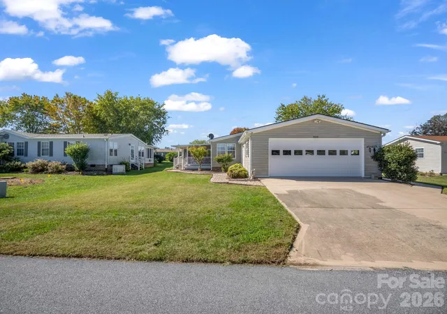 Photo 3 of Single family home for sale at 528 Riverwind Dr, Hendersonville, NC 28739 | MLS# 4434217 | Listing updated on 2026-10-15