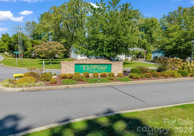 Photo 46 of Single family home for sale at 528 Riverwind Dr, Hendersonville, NC 28739 | MLS# 4434217 | Listing updated on 2026-10-15