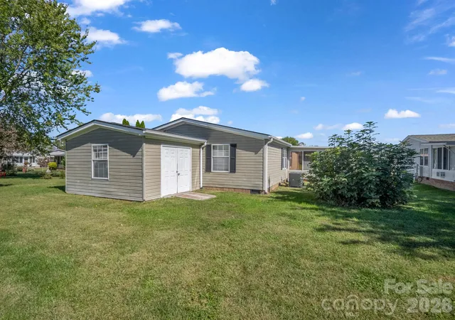 Photo 4 of Single family home for sale at 528 Riverwind Dr, Hendersonville, NC 28739 | MLS# 4434217 | Listing updated on 2026-10-15