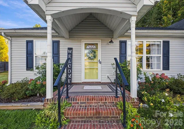 Photo 2 of Single family home for sale at 546 Pennyfields Ln, Clover, SC 29710 | MLS# 4434239 | Listing updated on 2026-10-19