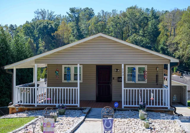 Photo 2 of Single family home for sale at 203 Newland Pl, Lenoir, NC 28645 | MLS# 4434255 | Listing updated on 2026-10-18