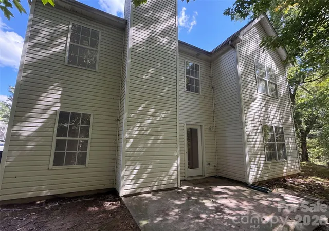 Photo 4 of Single family home for sale at 8902 Woodland Hills Rd, Charlotte, NC 28269 | MLS# 4434257 | Listing updated on 2026-10-14