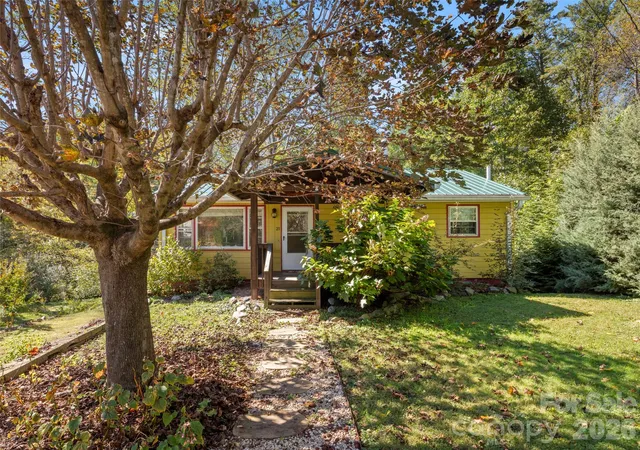 Photo 2 of Single family home for sale at 21 Rosemary Rd, Asheville, NC 28806 | MLS# 4434267 | Listing updated on 2026-10-27
