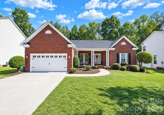 Photo 1 of Single family home for sale at 117 Doby Crk Ct, Fort Mill, SC 29715 | MLS# 4434295 | Listing updated on 2026-10-28