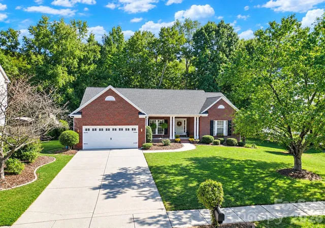 Photo 1 of Single family home for sale at 117 Doby Crk Ct, Fort Mill, SC 29715 | MLS# 4434295 | Listing updated on 2026-10-28