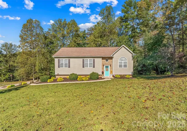 Photo 1 of Single family home for sale at 3105 Lyndhurst Dr, Lenoir, NC 28645 | MLS# 4434302 | Listing updated on 2026-10-15