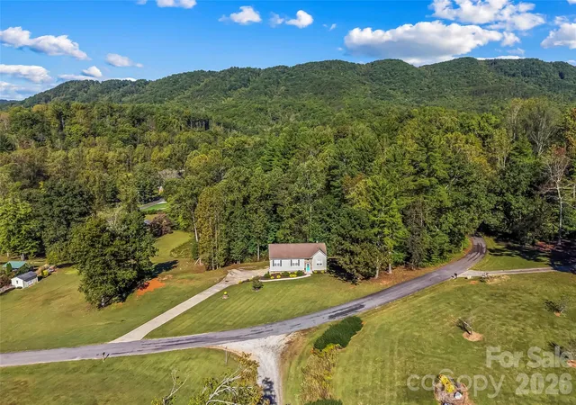 Photo 3 of Single family home for sale at 3105 Lyndhurst Dr, Lenoir, NC 28645 | MLS# 4434302 | Listing updated on 2026-10-15