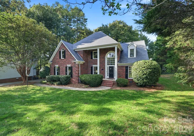 Photo 1 of Single family home for sale at 8800 Oxfordshire Ct, Huntersville, NC 28078 | MLS# 4434306 | Listing updated on 2026-10-21