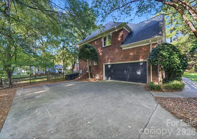 Photo 2 of Single family home for sale at 8800 Oxfordshire Ct, Huntersville, NC 28078 | MLS# 4434306 | Listing updated on 2026-10-21