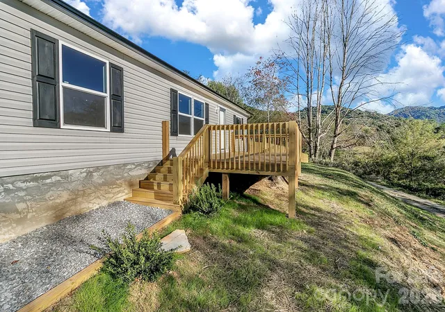 Photo 2 of Single family home for sale at 70 Windy Hl Ln, Canton, NC 28716 | MLS# 4434362 | Listing updated on 2026-10-14