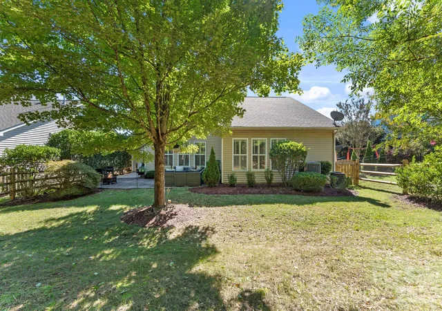 Photo 3 of Single family home for sale at 8011 Cottsbrooke Dr, Huntersville, NC 28078 | MLS# 4434421 | Listing updated on 2026-10-24