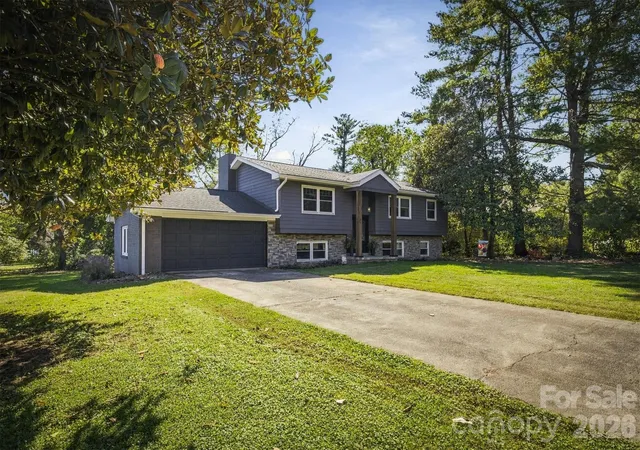 Photo 2 of Single family home for sale at 108 Inglewood Dr, Morganton, NC 28655 | MLS# 4434450 | Listing updated on 2026-10-23