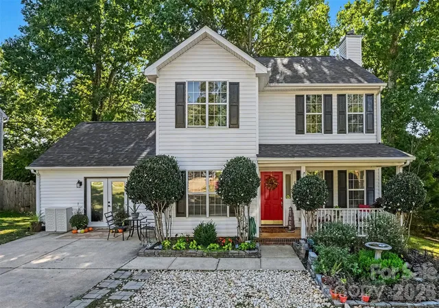 Photo 2 of Sale Pending at 129 Shade Tree Cir, Fort Mill, SC 29715 | MLS# 4434473 | Listing updated on 2026-10-24