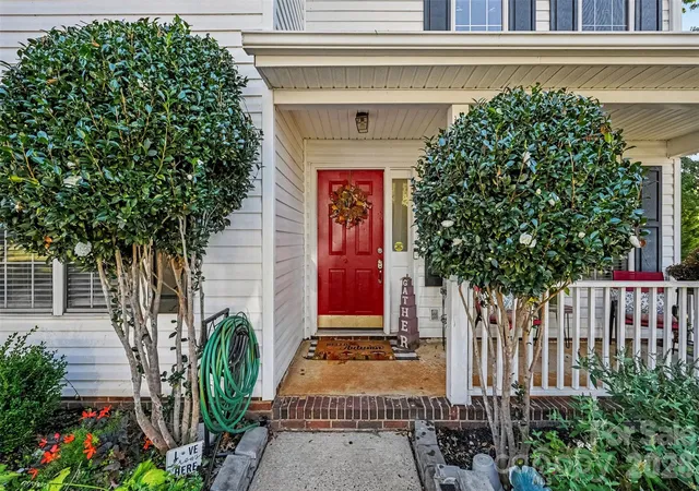 Photo 3 of Sale Pending at 129 Shade Tree Cir, Fort Mill, SC 29715 | MLS# 4434473 | Listing updated on 2026-10-24