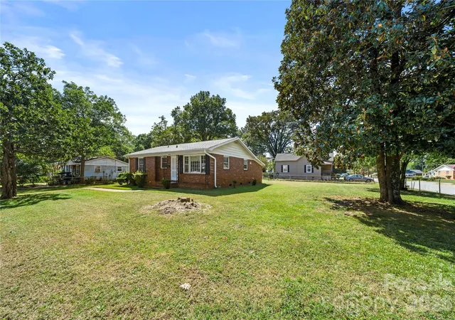 Photo 4 of Single family home for sale at 4235 Brookway Dr, Charlotte, NC 28208 | MLS# 4434492 | Listing updated on 2026-10-17