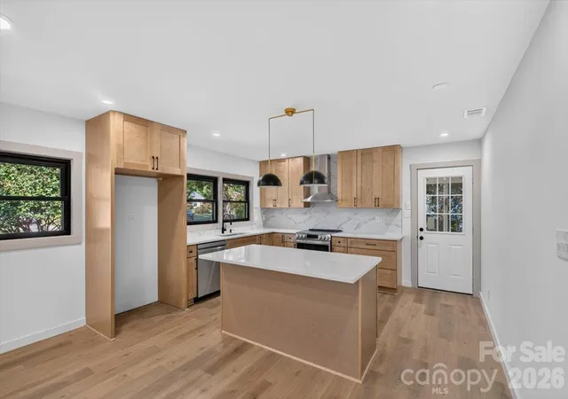 Photo 3 of Single family home for sale at 3921 Havenwood Rd, Charlotte, NC 28205 | MLS# 4434494 | Listing updated on 2026-10-27
