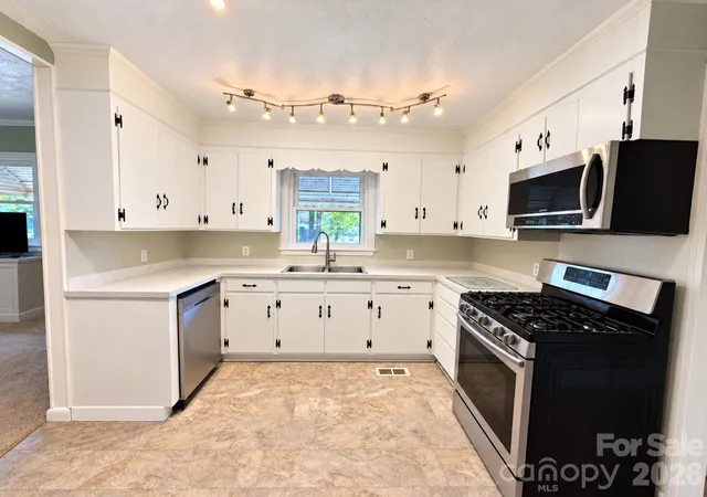 Photo 3 of Single family home for sale at 330 Holly Ave, Salisbury, NC 28147 | MLS# 4434506 | Listing updated on 2026-10-15
