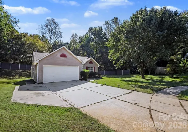 Photo 2 of Single family home for sale at 6950 Silver Garden Ln, Charlotte, NC 28216 | MLS# 4434533 | Listing updated on 2026-10-25