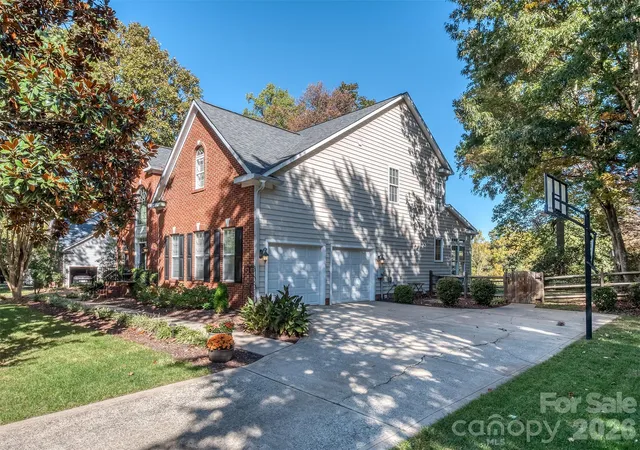 Photo 2 of Single family home for sale at 136 Lockerbie Ln, Mooresville, NC 28115 | MLS# 4434537 | Listing updated on 2026-10-28