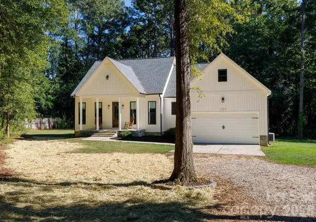Photo 3 of Single family home for sale at 127 Westerwood Dr, Rock Hill, SC 29732 | MLS# 4434546 | Listing updated on 2026-10-15