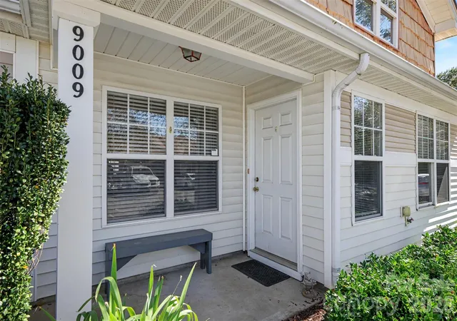 Photo 3 of Townhouse for sale at 9009 Jordan Crk Ct, Fort Mill, SC 29707 | MLS# 4434565 | Listing updated on 2026-10-26