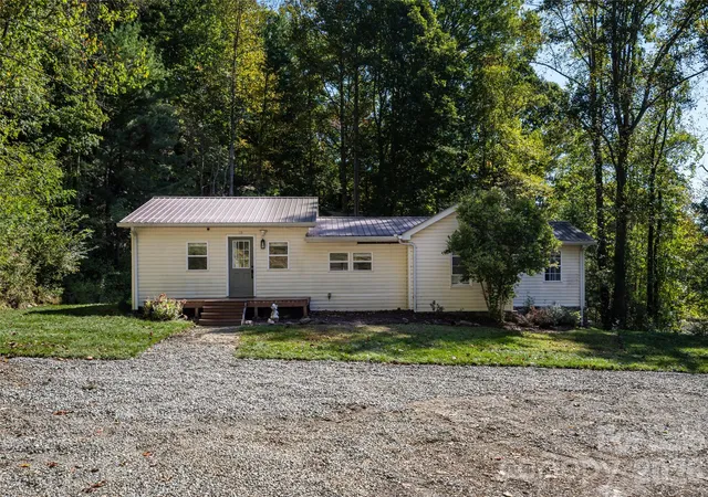 Photo 2 of Single family home for sale at 89 Sayles Town Rd, Fairview, NC 28730 | MLS# 4434567 | Listing updated on 2026-10-25