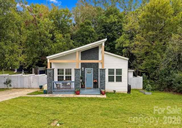 Photo 1 of Single family home for sale at 329 W F St, Newton, NC 28658 | MLS# 4434582 | Listing updated on 2026-10-20