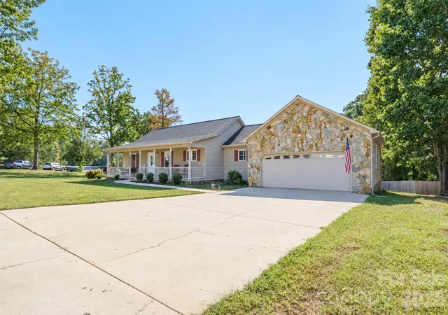 Photo 1 of Single family home for sale at 1459 Angela Ct, Lincolnton, NC 28092 | MLS# 4434587 | Listing updated on 2026-10-20
