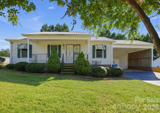 Photo 1 of Single family home for sale at 3033 26th Street Ln, Hickory, NC 28601 | MLS# 4434603 | Listing updated on 2026-10-20