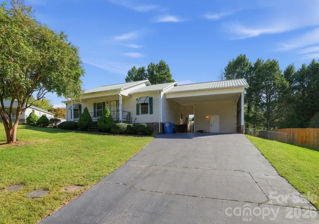 Photo 1 of Single family home for sale at 3033 26th Street Ln, Hickory, NC 28601 | MLS# 4434603 | Listing updated on 2026-10-20