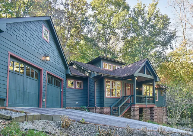 Photo 1 of Single family home for sale at 39 Oak Holw Dr, Asheville, NC 28805 | MLS# 4434607 | Listing updated on 2026-10-27