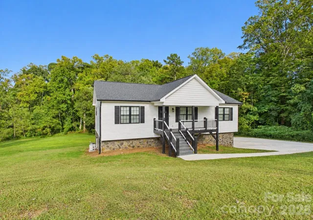 Photo 1 of Single family home for sale at 180 29th Avenue Pl Nw, Hickory, NC 28601 | MLS# 4434610 | Listing updated on 2026-10-17