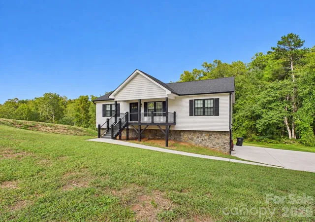 Photo 2 of Single family home for sale at 180 29th Avenue Pl NW, Hickory, NC 28601 | MLS# 4434610 | Listing updated on 2026-10-17
