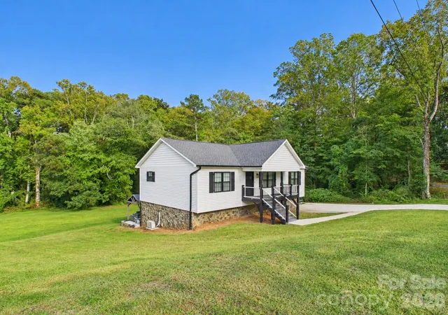 Photo 3 of Single family home for sale at 180 29th Avenue Pl NW, Hickory, NC 28601 | MLS# 4434610 | Listing updated on 2026-10-17