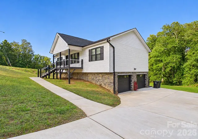 Photo 4 of Single family home for sale at 180 29th Avenue Pl NW, Hickory, NC 28601 | MLS# 4434610 | Listing updated on 2026-10-17