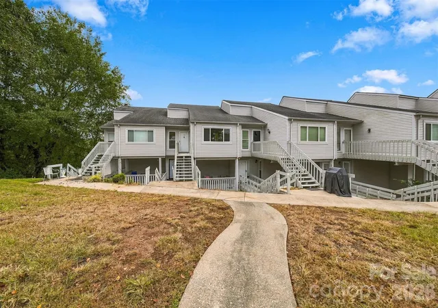 Listing Photo 4 - Condo for sale in building located at 1050 21St Ave Nw, Hickory, NC 28601 - Unit #50