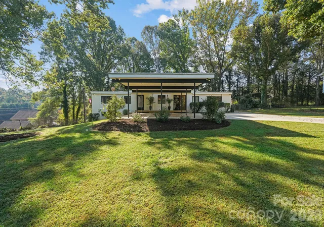 Photo 1 of Single family home for sale at 1077 19th Avenue Pl Nw, Hickory, NC 28601 | MLS# 4434665 | Listing updated on 2026-10-23