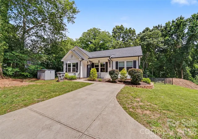 Photo 3 of Single family home for sale at 119 Brown St, Clover, SC 29710 | MLS# 4434690 | Listing updated on 2026-10-18