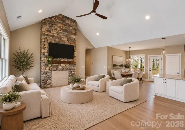 Photo 1 of Single family home for sale at 14 Olde Oak Ct, Hendersonville, NC 28792 | MLS# 4434742 | Listing updated on 2026-10-15