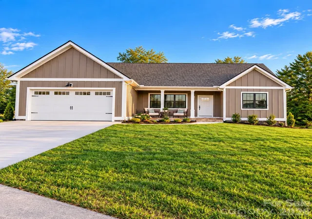 Single family home for sale at 14 Olde Oak Ct, Hendersonville, NC 28792 | MLS# 4434742