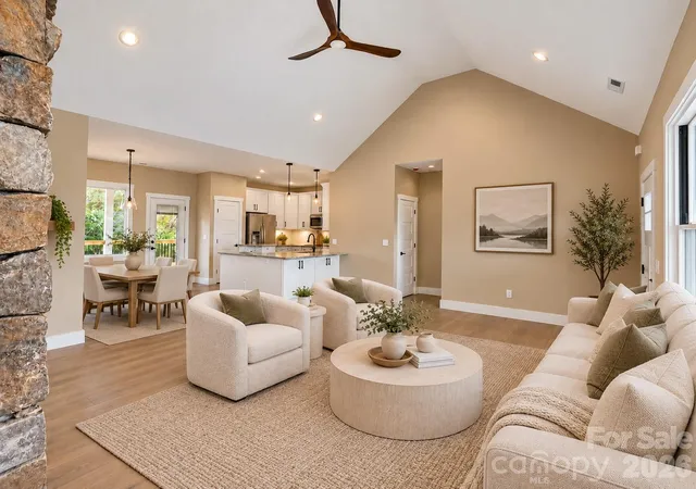 Photo 2 of Single family home for sale at 14 Olde Oak Ct, Hendersonville, NC 28792 | MLS# 4434742 | Listing updated on 2026-10-16