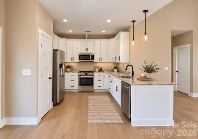 Photo 3 of Single family home for sale at 14 Olde Oak Ct, Hendersonville, NC 28792 | MLS# 4434742 | Listing updated on 2026-10-16